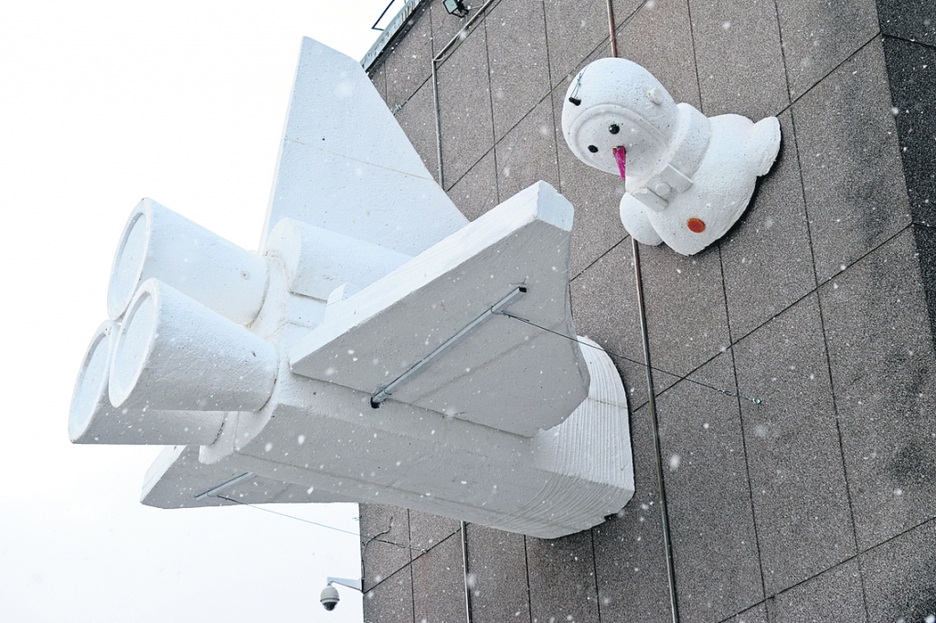 Tāpat kā pērn dobelnieku domas dalījās par galvenās svētku egles izvēli, šogad daļa iedzīvotāju ir neizpratnē par avarējušo sniegavīru. 

Autors: Raitis Puriņš