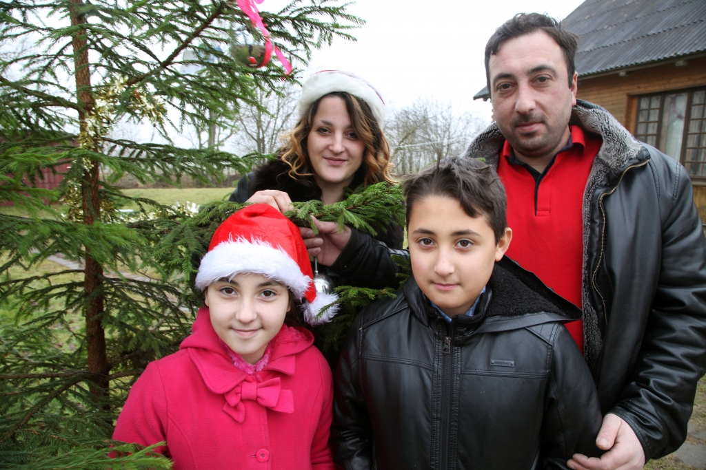 Lizuma pagasta “Pietu” pagalmā dižojas izrotāta eglīte. Ziemassvētku vakarā svecītes degs arī eglītē, kas smaržo istabā, būs sarūpētas dāvanas, ciemos atnāks viesi, svētku galdā “Pietu” saimniece Indra Traidase-Bazaleli cels galvenokārt latviešu iecienītos ēdienus, neaizmirstot arī par kādu tradicionālo gruzīnu ēdienu, jo Indras dzīvesbiedrs Lasha Bazaleli ir gruzīns. Jau desmit gadus Indra un Lasha kopā ar dēlu, kuram dots vectēva vārds, jo Gruzijā ir tā pieņemts, Merabi Lukasu un meitu Mariku dzīvo Lizumā. Lai gan apkārt šajā vakarā būs ģimene, netrūks aizrautīgu sarunu un smieklu, Lasha sirdī ieskanēsies arī kāda skumjāka dvēseles stīga, jo desmit gadi tomēr izrādījies pārāk īss laiks, lai aizmirstu par Gruziju, par Tbilisi, kur dzīvo viņa brāļi un vecāki. 	
Autors: Gatis Bogdanovs