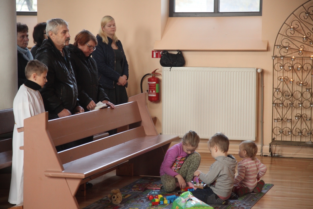 Bērni nevar būt traucēklis. Bērni – tā ir dzīvība baznīcā. Tā uzskata Gulbenes katoļu draudzes prāvests Andžejs Stoklosa. Tā domā arī visa draudze. Tāpēc baznīcā ir paklājs, uz kura paši mazākie var rotaļāties un vienlaikus būt dievkalpojuma dalībnieki.
Autors: Gatis Bogdanovs