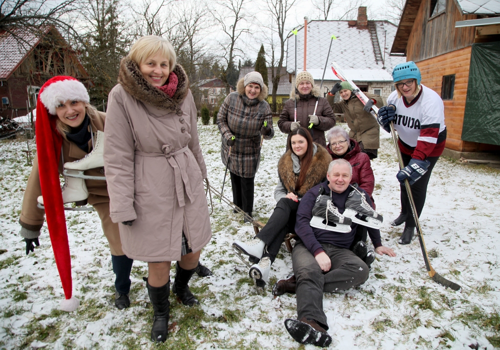 Veselīgu, laimīgu, priecīgu un ugunīgu jauno gadu novēl jums “Dzirkstele”: (no kreisās) Inese Indzere, Anna Ignatāne,  Malda Ilgaža, Pārsla Konrāde, Diāna Odumiņa, Ginta Alberte, Gatis Bogdanovs; ragavās sēž Monta Zelča un Tamāra Ulase.