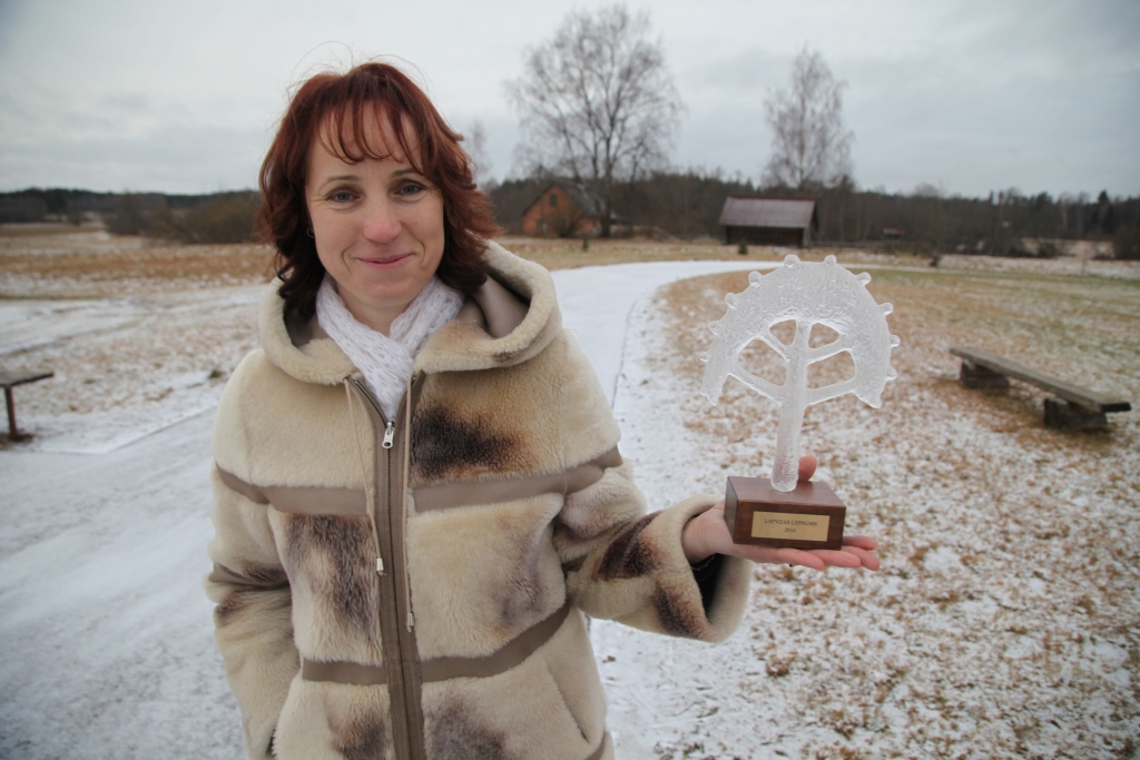 Lejasciemiete Lāsma Gabdulļina ir cilvēks, kas ikdienā spēj paveikt vairāk nekā citi, spēj paraudzīties tālāk nākotnē nekā citi, spēj ieinteresēt, piesaistīt, uzmundrināt vairāk nekā citi. Tieši tāpēc lejasciemieši viņu izvirzīja  balvai “Latvijas Lepnums” nominācijā “Skolotājs” un viņa to ieguva. Lāsma divdesmit gadus ir Lejasciema pagasta bērnu skolotāja, trenere, draugs un atbalstītāja. Viņa ir arī Lejasciema pagasta sporta darba organizatore, distanču slēpošanas trenere sporta skolā. Daudzus gadus viņa organizē un vada jaunsargu kustību Lejasciemā, dodot iespēju jauniešiem piedalīties jaunsargu nometnēs, sacensībās, dažādos pasākumos ne tikai novadā, Latvijā, bet arī ārpus tās robežām, veicot milzīgu patriotiskās audzināšanas darbu. Lāsmas ģimenes aktīvais un veselīgais dzīvesveids ir paraugs ikvienam. 	
Autors: Gatis Bogdanovs