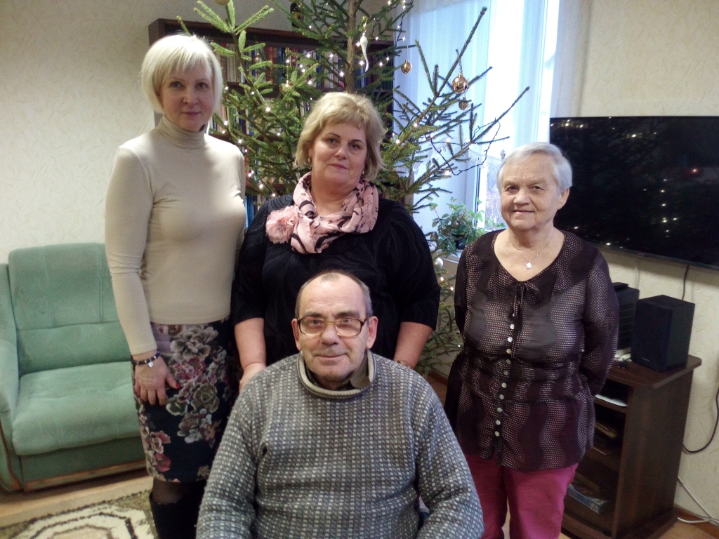 “Ir svētku prieks!” saka Gulbenes veco ļaužu mājas iemītnieks Atāls Vajevskis. Viņu sevišķi ir iepriecinājis aptiekāres Vitas Krūmiņas (no kreisās) apciemojums un uzmundrinošie vārdi. Par ciemiņiem priecājas ar šīs mājas iemītniece Veneranda Šmite (no labās). Visiem labdariem paldies saka mājas pārvaldniece Inese Aleksejeva. 	
Autors: Diāna Odumiņa