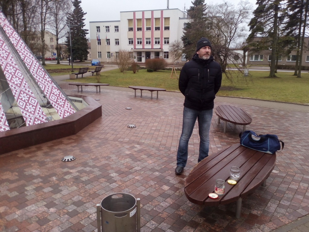 Pikets Gulbenē nav piedzīvots kopš Mārtiņa Kokara laikiem, kad viņš vadīja toreizējo pilsētas domi. Toreiz pats M.Kokars aicināja iedzīvotājus piketēt sakarā ar grūtībām pilsētā uzsākt apkures sezonu. Tad ielās izgāja visa Gulbene. Taču šajā piketā piedalījās viens pats Māris Kaļva (attēlā). Interese par notiekošo no garāmgājēju puses, kaut neliela, tomēr nenoliedzami bija. 		
Autors: Diāna Odumiņa