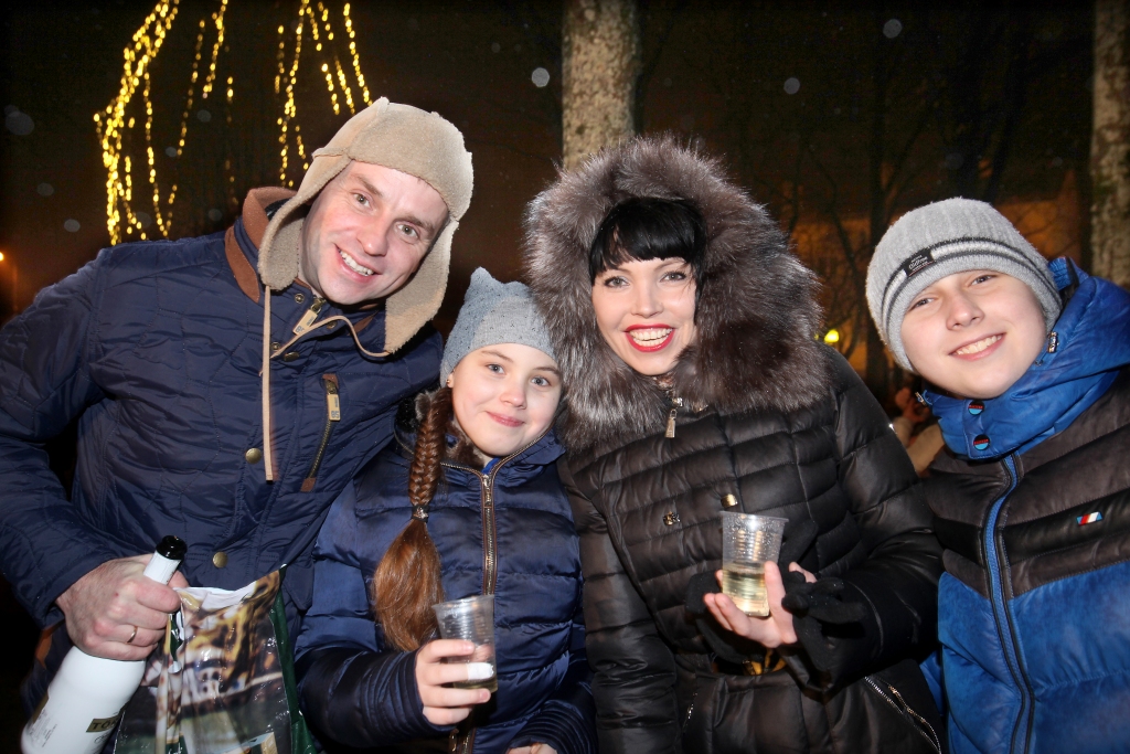 Jauno gadu kopā ar saviem tuvākajiem sagaida gulbenietis Mārtiņš Aleksandrovs kopā ar ģimeni.
Autors:  Gatis Bogdanovs