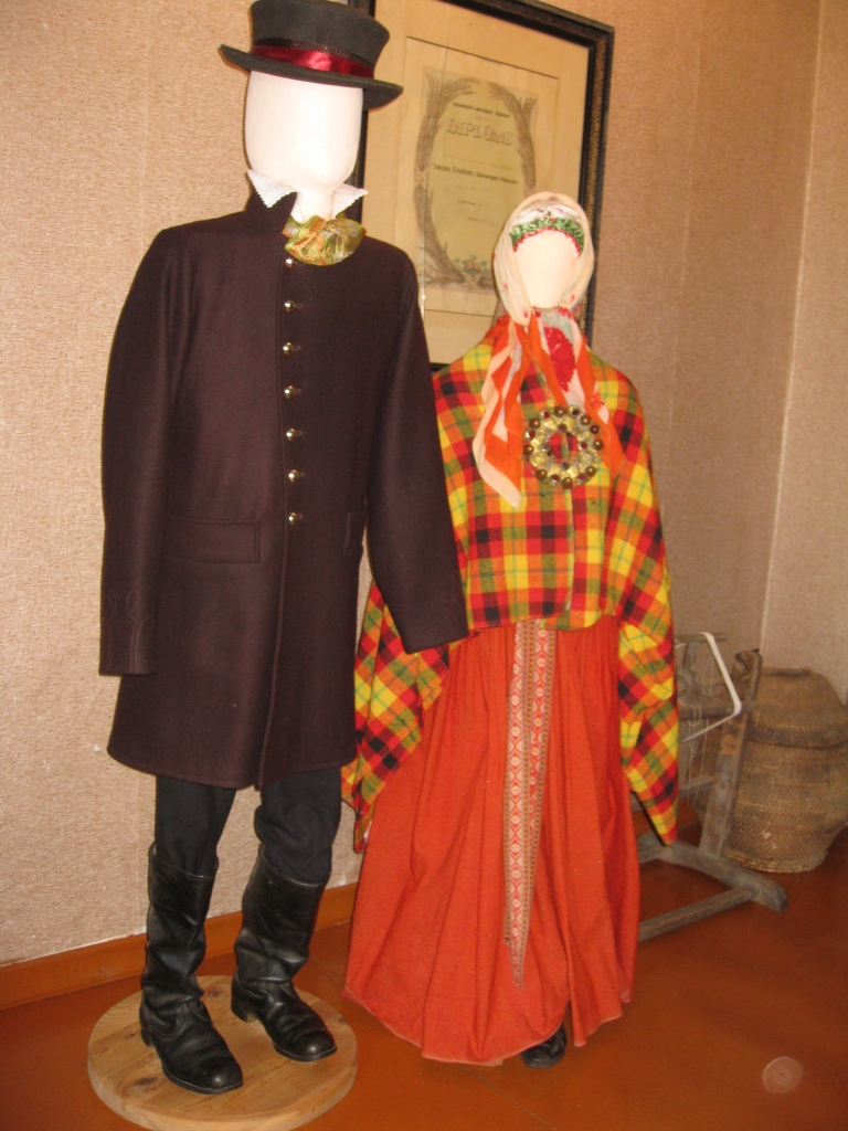 Cauri gadsimtiem suiti ir cītīgi turējušies pie sava tautiskā apģērba. Trakā drāna, govskuņģis, zīdstrīpa, baznīcas zīdenis, dižais kuģinieks – tie visi ir dažādu lakatu nosaukumi. Bet tērps izmaksā daudz, piemēram, suitu saktas maksājot 300-500 eiro, zeķes - sākot no 70 eiro. Tas viss ir roku darbs, tāpēc arī dārgs. 
Autors: Pārsla Konrāde