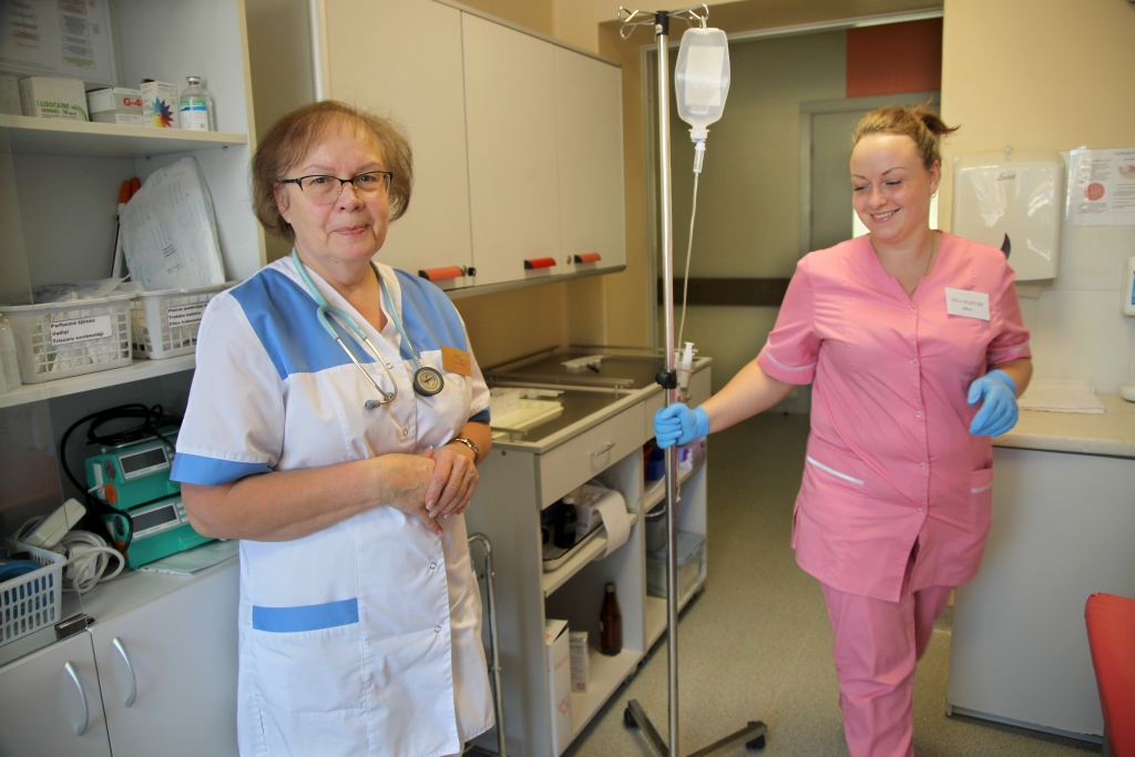 “Gadumijā šoreiz Gulbenes traumpunktā pacientu bija mazāk nekā iepriekšējā gadā,” stāsta slimnīcas galvenā ārste Alda Buša (no kreisās). Palīdzību meklēja cilvēki, kas guvuši acu traumas. Vienam bija acī trāpījis akmens, citam – kaktuss, vēl kādam – plaukšķene. A.Buša priecājas, ka slimnīcā ir arī jauni darbinieki, starp kuriem ir arī māsa Līga Mazure. 
Autors: Gatis Bogdanovs