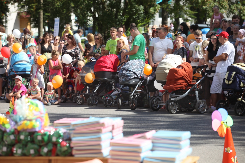 2014.gadā Gulbenes dzimtsarakstu nodaļā bija reģistrēti 167 jaundzimušie. 2015.gadā bija reģistrēts jau ievērojami lielāks mazuļu skaits – 190, bet 2016.gadā - par 15 jaundzimušajiem mazāk. 
Autors: no “Dzirkstele” arhīva
