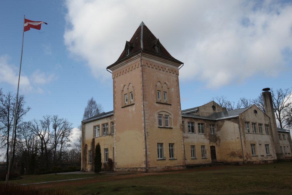 “Darbs jau nekur nepazūd. Tas ir jādara. Pienākumi tiek apvienoti un veikti. Kādam jau tas ir jādara. Tā ir mūsu pašu izvēle, ja mēs vēlamies būt un šeit dzīvot,” saka Druvienas skolas direktore Velga Černoglazova. 	
Autors: no “Dzirksteles” arhīva