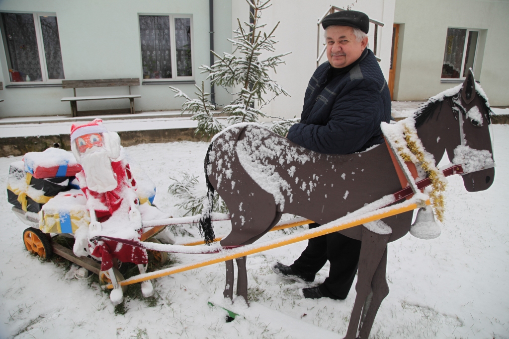 “Visiem vēlu šajā gadā pārdomātu rīcību, savstarpējo sapratni, veselību. Paldies arī visiem maniem tagadējiem un bijušajiem darbiniekiem par paveikto, jo apbalvojums, ko saņēmu, ir kolektīvs nopelns,” saka valsts sociālās aprūpes centra “Latgale” filiāles “Litene” vadītājs Jānis Kļaviņš. 
Autors: Gatis Bogdanovs