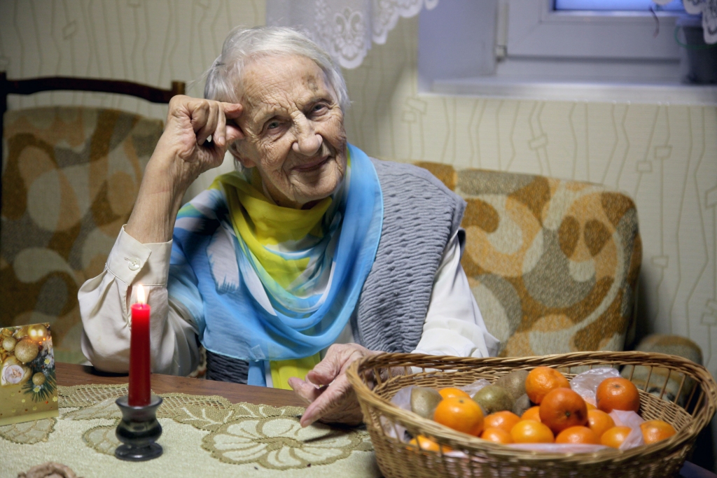 Ļoti gaida ciemiņus! Skaidrīte Krīveņa savā jubilejā vēlas gūt labas emocijas no sarunām, smaidiem, rokasspiedieniem, satiekot gan ielūgtos ciemiņus, gan visus citus labos cilvēkus, kuri vēl viņai veselību un dzīvessparu. Pensionētā skolotāja ir un vienmēr ir inteliģences pārstāve. 
Autors: Gatis Bogdanovs