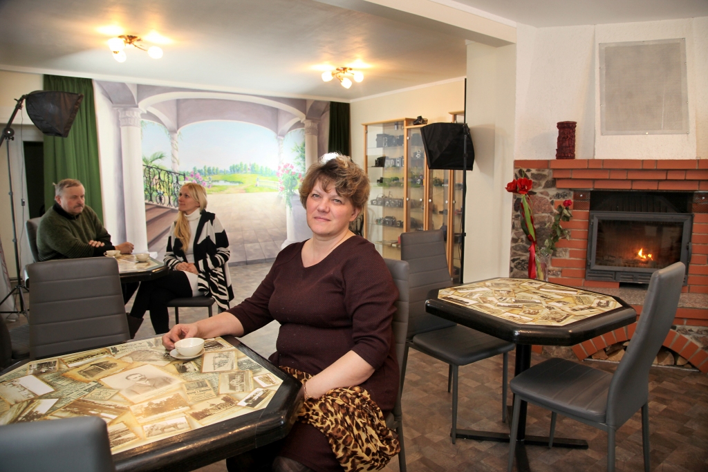 Tējnīcas “Laiks” īpašniece Ligita Dzene stāsta, ka tējnīcā ir iespējams ne tikai padzert aromātisku tēju un izbaudīt īpašu gaisotni. “Pie mums ir iespējams arī nofotografēties un bildes uzdrukāt, piemēram, uz porcelāna krūzītēm,” rosina Ligita. Iespēju iemalkot tēju izmantoja arī tirzmalieši Sintija Rakule, kura tikko bija ieradusies ciemos pie vecākiem no Amerikas, un viņas tētis Arnis.	
Autors: Gatis Bogdanovs