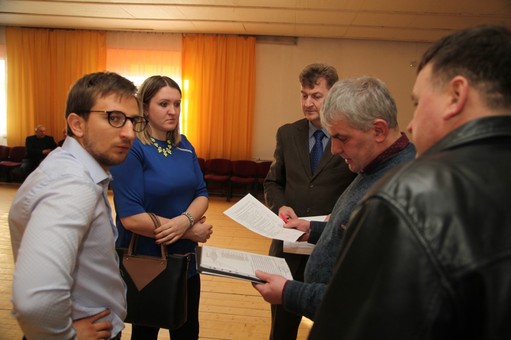 Gulbenes novadā nav jāuztraucas par to, ka par nešķirotajiem atkritumiem maksāsim vairāk. Jāuztraucas par to, ka iedzīvotāji par maz šķiro atkritumus. Tā uzskata SIA “Pilsētvides serviss” valdes priekšsēdētājs Jurģis Ugors (no kreisās). 	
Autors: Gatis Bogdanovs