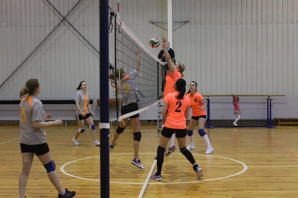 Otrā apļa pirmās spēles bez zaudējumiem aizvadījusi Lizuma komanda (no labās). Pirmajā mačā pret “Gulbeni II” - uzvara divos setos. 
Autors: no privātā arhīva