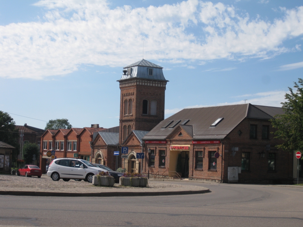 Vecajā ugunsdzēsēju depo šobrīd var aplūkot gan seno laiku ugunsdzēsēju piederumus, automašīnu, gan dažādas senas lietas, bet savu drosmi var pārbaudīt, kāpjot 14 metrus augstajā tornī ar stikla grīdām. 
Autors: Pārsla Konrāde