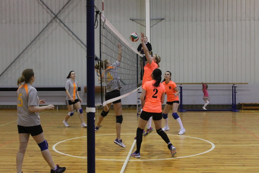 Otrā apļa pirmās spēles bez zaudējumiem aizvadījusi Lizuma komanda (no labās). Pirmajā mačā pret “Gulbeni II” - uzvara divos setos
Autors: no privāta arhīva