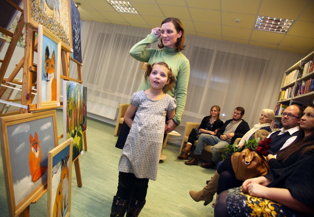 Beļavas pagasta mākslas studiju “Krāsu prieks” šobrīd apmeklē 15 dalībnieki. Starp viņiem ir arī Agnese Belte ar meitu Stellu, kura ir gleznu izstādes “Pēdas”, ko var aplūkot Gulbenes novada bibliotēkā, jaunākā dalībniece. Viņa savu talantu pārstāv ar trīs lapsu portretiem. 
Autors: Gatis Bogdanovs