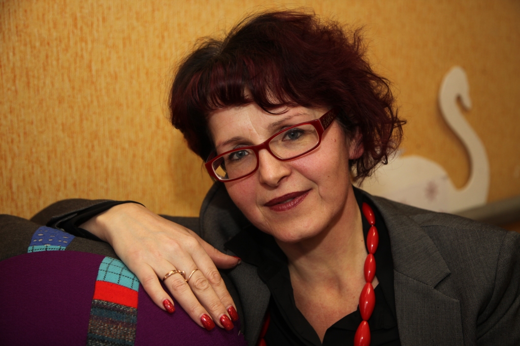 Gulbenes vidusskolas direktora vietniece un latviešu valodas skolotāja Iveta Zvaigzne jau bērnībā zinājusi, ka būs skolotāja. Darbs skolā ir liela viņas dzīves daļa. Tomēr visam pāri stāv Ivetas atbildība par ģimeni, kas viņu atbalsta, saprot, mierina un ļoti mīl.  
Autors: Gatis Bogdanovs