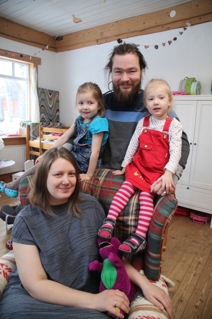 “Mums patīk būt visiem kopā, jo tā jūtamies ļoti labi un harmoniski. Esam laimīgi, ka satikāmies!” saka Ilze un Jānis Mezīši. Kopā ar viņiem fotogrāfijā ir arī meitiņas Nellī un Linna. Gadu vecā Helmī Saule pa to laiku cieši gulēja. 	
Autors: Gatis Bogdanovs