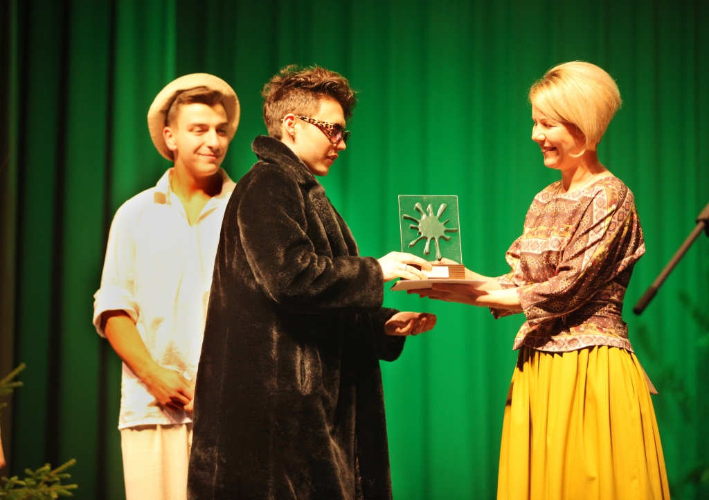 “Gada radošais jaunietis” – Emīls Deivids Zučiks. Kā atzīst viņš pats – mūzika ir daļa no viņa dzīves. Puisim balvu pasniedz Laura Boka, kura pati saņēma nomināciju “Gada lielais ieguldījums”.
Autors: Gatis Bogdanovs