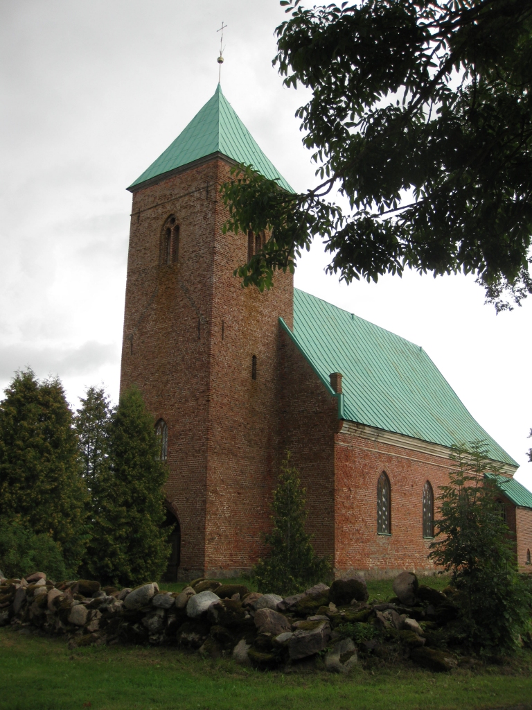 Ēdoles baznīca ir labi saglabājusies. Senajos Latvijas laikos ir izgatavoti jauni soli. Sākumā baznīcā bijusi koka grīda, vēlāk ķieģeļu, bet tagad ir betona grīda. Pirms 150 gadiem kokgriezumiem atjaunots zeltījums. Baznīcā vienmēr notikuši dievkalpojumi, arī padomju laikā. Baznīca nav apkurināma, iespējams, tāpēc ir tik labā stāvoklī, jo nav krasu temperatūras maiņu. 

Autors: Pārsla Konrāde