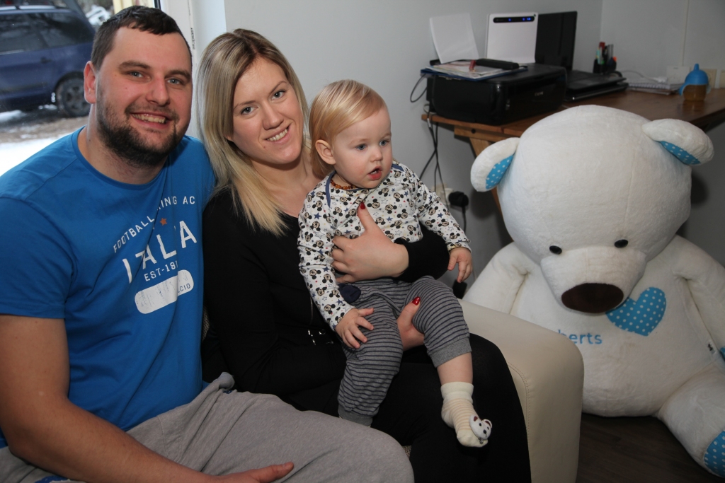 Ar Kristapu Graumani tikāmies pirms pieciem gadiem, kad viņš nesen bija atgriezies Latvijā pēc darba Anglijā, jo sapratis, ka vēlas strādāt savā, nevis citu labā. Toreiz viņš vēl dzīvoja vecāku mājās Druvienas pagasta centrā. Tagad Kristaps kļuvis par lauksaimnieku un savu dzīvi veido Rankas pagasta “Vecozolos”, kur savulaik dzīvojuši un saimniekojuši viņa senči. Var sacīt, ka viņš ar vienu kāju stāv Rankas pagastā, ar otru – Druvienā. Kristaps joprojām ir pārliecināts, ka, pārdomāti saimniekojot un liekot centu pie centa, ir iespējams sakrāt naudu, kaut arī saimniekošana sākta ar nelielu zemes platību un nelielu lopu ganāmpulku. Būdams Anglijā, puisis vairāk nekā jebkad novērtējis Latvijas lielāko bagātību – zemi. Tieši tāpēc, kad pirms pieciem gadiem radusies iespēja startēt atbalsta programmā jaunajiem lauksaimniekiem, viņš, vēl atrazdamies Anglijā, izmantojis šo iespēju.  Dzīvesbiedre Lāsma, kura audzina dēlu Robertu, atzīst, ka nav bijis viegli pieņemt lēmumu no dzīvokļa pārcelties uz dzīvi laukos prāvu gabalu no pagasta centra, tomēr Kristaps spējis viņu pārliecināt ar savu saimniecisko pārliecību, neatlaidību un spēju pastāvēt par savu ģimeni. 
Autors: Gatis Bogdanovs