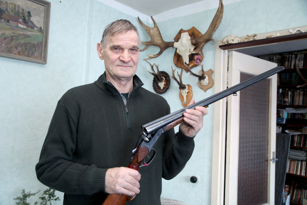 Lai gan savu pirmo ieroci Valdis Kramerovskis pēdējā laikā izmanto tikai pīļu medībās, tomēr šķirties no tā pagaidām nedomā un teic, ka tam ir jābūt goda vietā. 
Autors: Gatis Bogdanovs