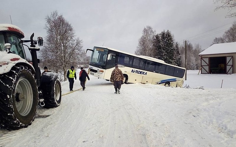Portālā “Delfi” aculiecinieka (publicēts 15.janvārī pulksten 10.14) viedoklis par autobusa ieslīdēšanu grāvī svētdien Litenē: “Ceļš vispār nebija tīrīts.” 	
Autors: no interneta