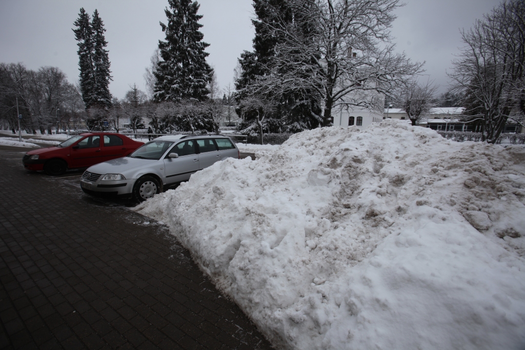 Gulbenē jau vietām sakrājušies sniega kalni, kuri prasīties prasās pēc izvešanas. Pēc “Dzirksteles” vērojumiem šajās dienās sniegs vietām no pilsētas arī tiek izvests. 	
Autors: Gatis Bogdanovs