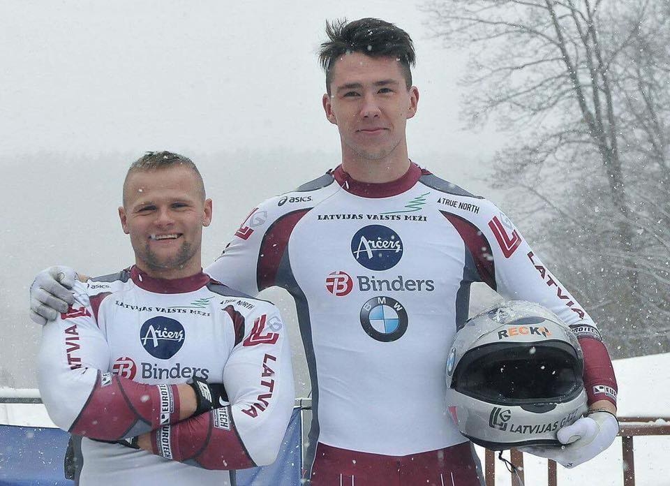 Kasparam Brezinskim (no kreisās) pirmās sacensības bija Eiropas kauss Siguldā, kurās viņš brauca kopā ar Ralfu Bērziņu.
Autors: no privātā arhīva