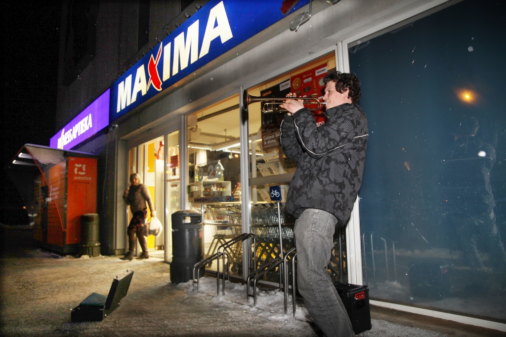 Jānis Grudinskis teic ka Gulbenē kā ielu muzikants uzstājas pirmo, bet noteikti ne pēdējo reizi. 	
Autors: Gatis Bogdanovs