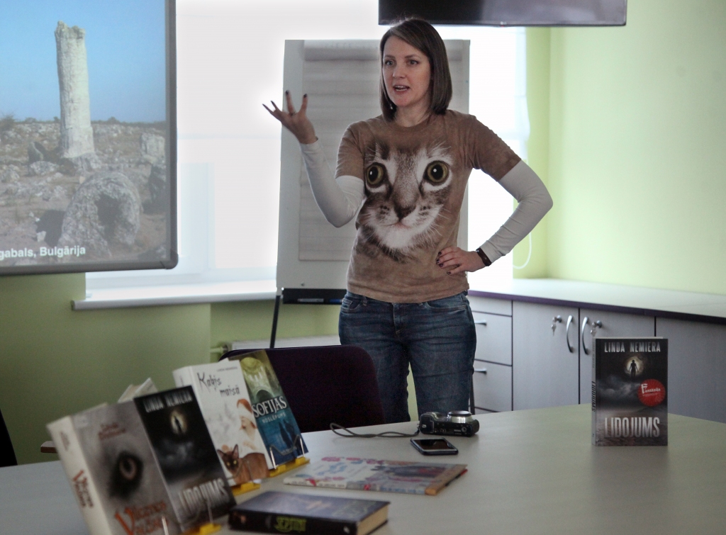 Linda Nemiera ir pavisam reāla, uz zemes stāvoša jauna sieviete, kura strādā par lietvedi vīra firmā un audzina divus bērnus. Bet brīvajā laikā viņa aizrautīgi lasa grāmatas un ikdienu padara interesantu, nododamās rakstniecībai. 	
Autors: Gatis Bogdanovs