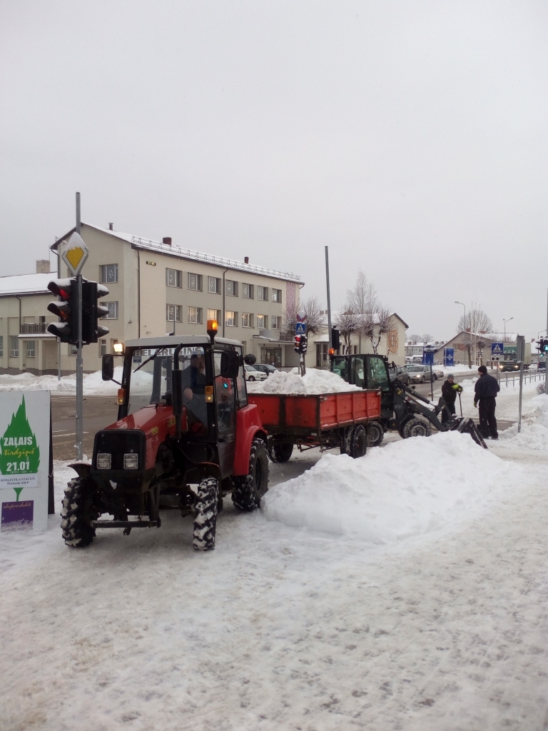 Meteorologi prognozē drīzu atkusni, taču pagaidām vēl Gulbene ir sniega kupenās. Lai mazinātu neērtības pilsētā, ir notikusi pēdējo trīs gadu laikā apjomīgākā sniega daudzuma izvešana. 	
Autors: Gatis Bogdanovs