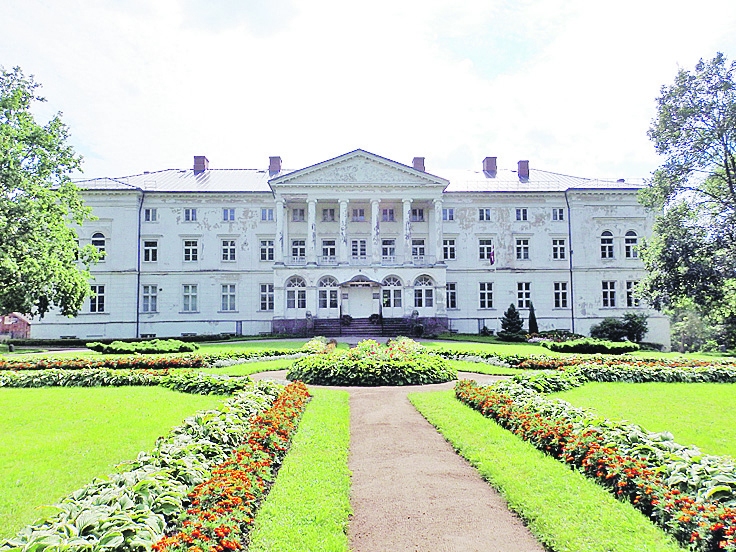 Varenākais nams Gaujienā ir klasicisma stilā celtā barona fon Vulfa Jaunā pils. 1922. gada 3. septembrī te atklāja Gaujienas vidusskolu, kas tagad lepni nosaukta Ojāra Vācieša vārdā. Dzejnieks skolā mācījies no 1948. līdz 1952. gadam.