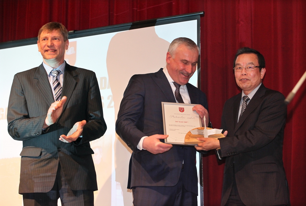 Savējo lokā pašvaldības darbinieki piektdien, 20.janvārī, Gulbenes kultūras centrā sarīkoja pateicības balli un sumināšanu novada uzņēmējiem. Taipejas Misijas pārstāvis un vadītājs Rong-chuan Wu kungs (no labās) personiski paspieda roku Lizuma uzņēmējam Uldim Misiņam no mēbeļu ražošanas SIA “Avoti SWF”, kurš ieguva balvu kā “Gulbenes novada gada eksportētājs 2016”. Sumināts tika arī  kūdras ražošanas SIA “BalviFlora” valdes loceklis Ivars Zaharāns (no kreisās). 	
Autors: Gatis Bogdanovs