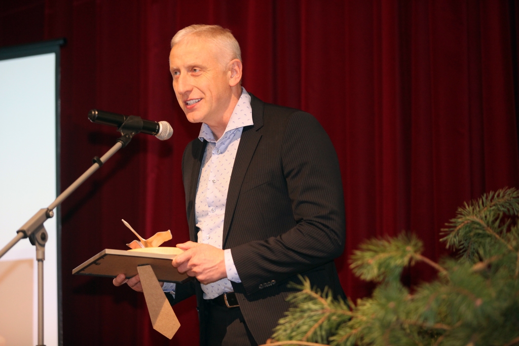 Lizumnietis Normunds Audzišs (attēlā) strādā ģimenes uzņēmumos kopā ar Ivetu Stalidzāni un bērniem Sintiju un Rinaldu Audzišiem. Novada pašvaldības sarūpētā balva ir uzslava visai ģimenei. “Esam pateicīgi par šo vietu, vārdu un „ceļamaizi”,” rakstīts “Dimdiņu” mājaslapā, kur runa ir gan par kāpostiem, gan par konfektēm. 
Autors: Gatis Bogdanovs