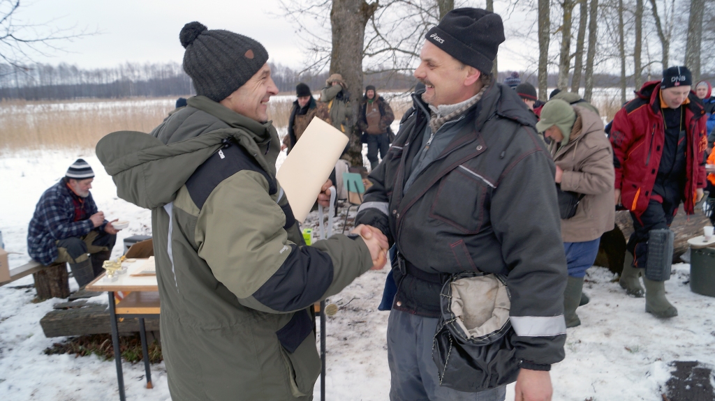 Jaungulbenietis Juris Lazdiņš (no labās) savu zemledus makšķerēšanas rezultātu, salīdzinot ar pagājušo gadu, uzlaboja par vienu vietu. Šogad viņš jau otrais.
Autors: no personiskā albūma