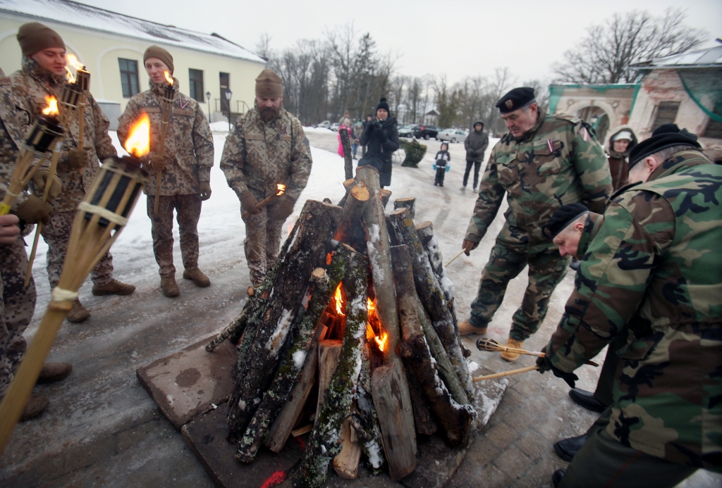 Ne skaļu runu, bet klusēšanas laiks. Tik ļoti vajadzēja barikāžu piemiņas pasākumā visiem, kas sapulcējušies, sadoties rokās ap ugunskuru, parunāt bez mikrofona, kopā nodziedāt “Pūt, vējiņi”. Šoreiz tā nebija. Varbūt nākamreiz.
Autors: Gatis Bogdanovs
