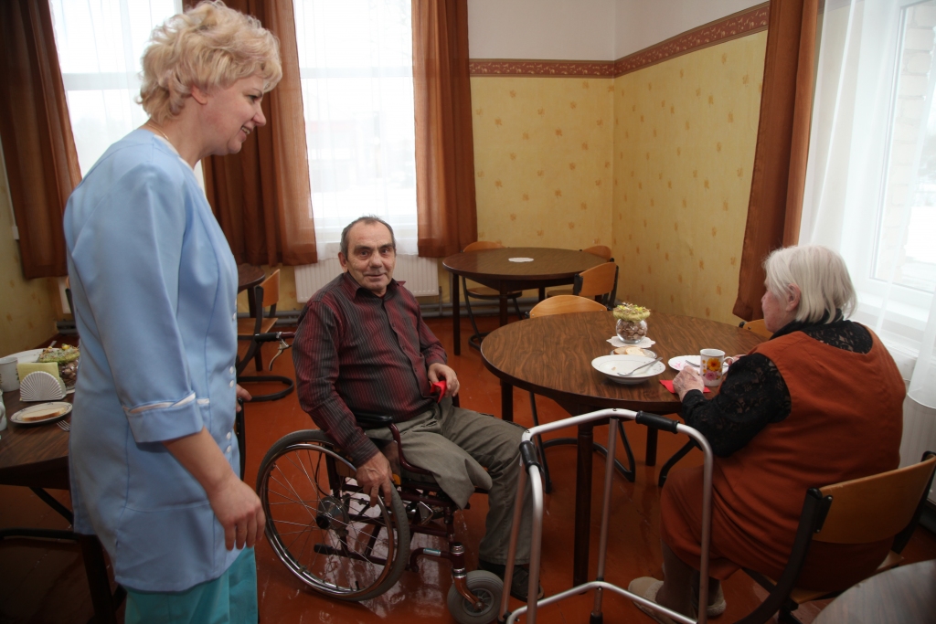 Bijušās Daukstes pamatskolas daļa ir pārtapusi par sociālās aprūpes struktūrvienību “Dzērves”, kuru vada aprūpes centra “Siltais” (Līgo pagastā) vadītāja Inese Lesiņa. “Dzērves” darbu oficiāli sāka 16.janvārī. 24.janvārī, kad tur viesojās “Dzirkstele”, šajā namā bija jau septiņi iemītnieki. Starp viņiem – arī guļoši, kopjami veci cilvēki, invalīdi, cilvēki, kas pārcietuši insultu. Ir gan vientuļnieki, gan tādi, kuri negrib dzīvot bērnu vai mazbērnu maizē. “Dzērvēs” mājvietu raduši arī gulbenietis Atāls Vajevskis un vietējā iedzīvotāja Anna Jurcāne. Ikdienā par iemītniekiem rūpējas sešu cilvēku personāls, arī aprūpētāja Inta Kozlovska. 	
Autors: Gatis Bogdanovs