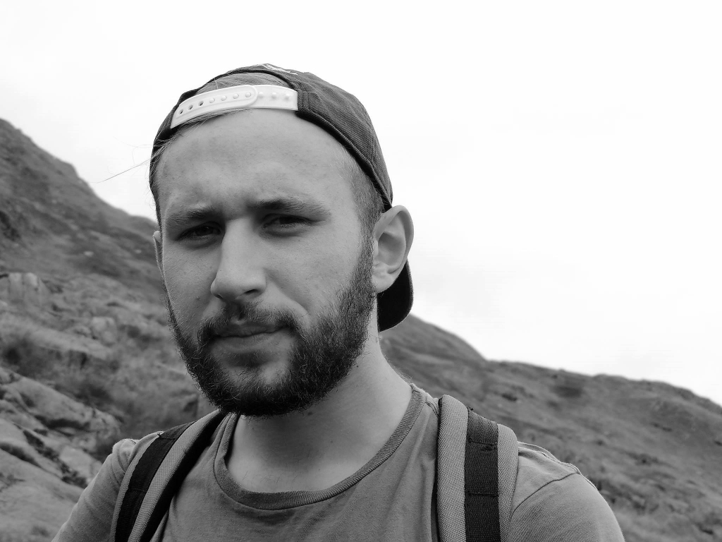 Dāvis Danisevičs saka, ka bez producenta Austra Magona, kuram ir desmit gadu pieredze mūzikas biznesā, viņš šodien nebūtu varējis tik tālu tikt. Draudzība – tas ir spēks. Vēl jo vairāk tad, ja vieno kopīgas intereses, aizraušanās. 
Autors: no personiskā albuma