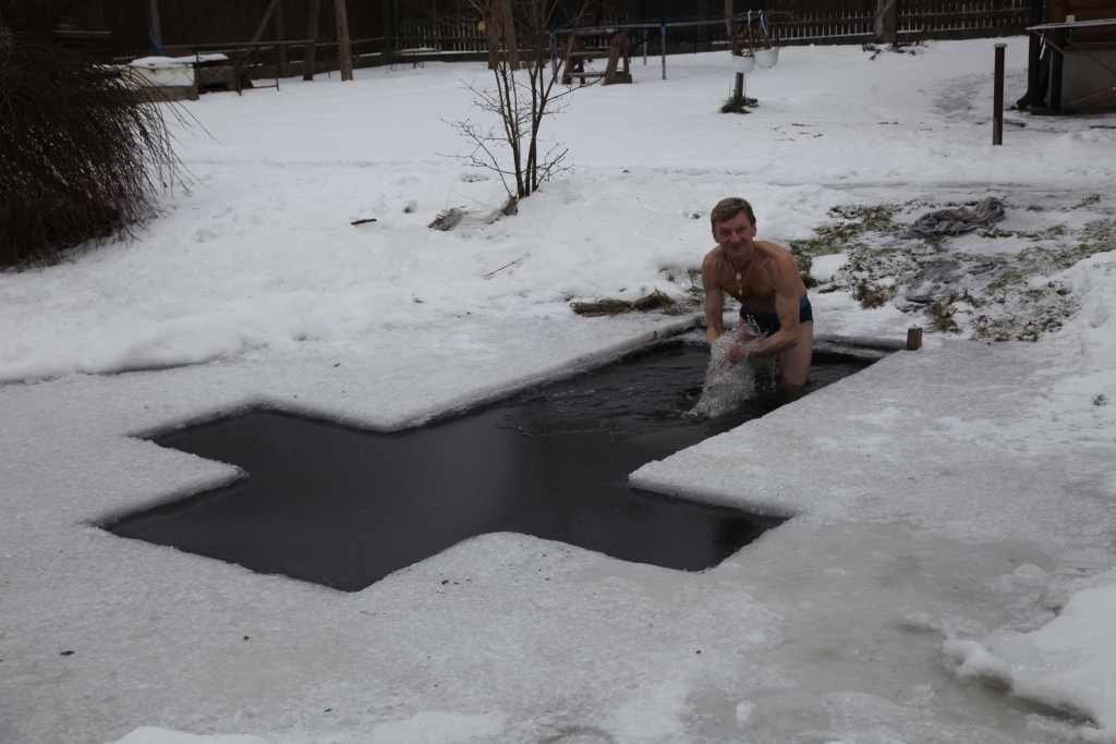 “Es arī ziemā peldos jau piecpadsmit gadus. To daru dīķī, kas atrodas pie mājas, izcirstajā āliņģī. Āliņģi apzināti veidoju krusta formā, lai tajā varētu ne tikai uz sāniem izplest rokas, bet ūdenī mērcēties arī pareizticīgo Ziemassvētku laikā,” stāsta Grigorijs Gorodko. 	
Autors: Gatis Bogdanovs
