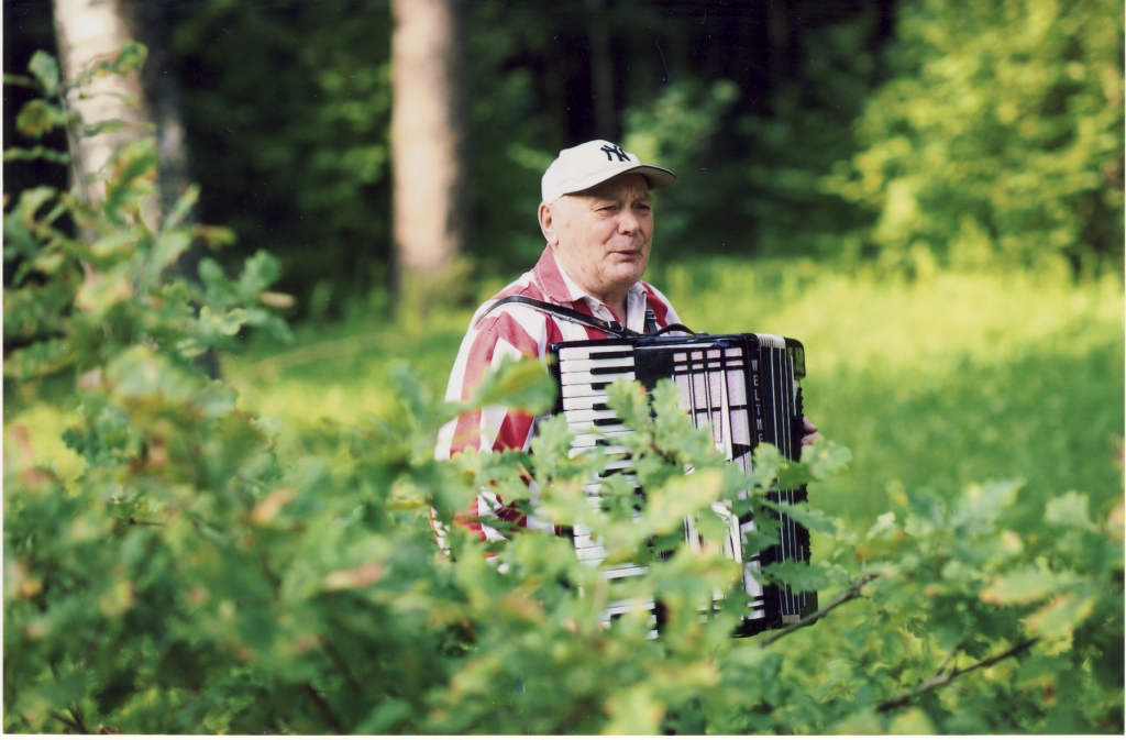 No bērnības Jāzepam Odumiņam mīļa ir ermoņika, jo to viņa bērnībā sādžā spēlējis kāds vīrs tā saucamajās “večerinkās”. Tagad viņš pats spēlē akordeonu, kuru savulaik nopirka meitai. Spēlējot atmiņas raisās.
Autors: no personiskā albuma