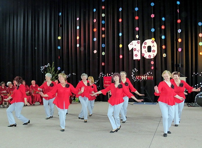 Gulbenes kultūras centra senioru līnijdeju grupa “Leno” 23.februārī Gulbenes kultūras centrā rīkos sadanci ar Līgo kultūras nama dāmu deju kolektīvu “Madaras” un senioru līnijdeju kolektīvu “Bokonu Bryuklenes” no Viļānu novada Dekšāres pagasta. 
Autors: no arhīva