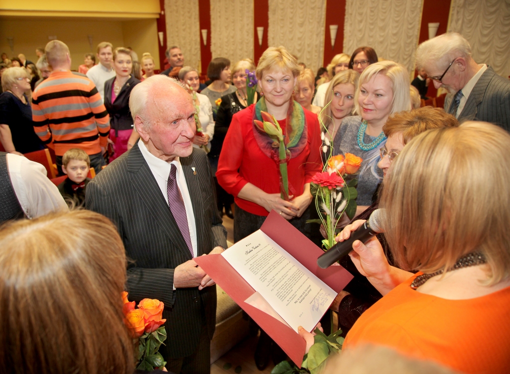 Pagājušajā sestdienā Gulbenes kultūras centrā notika deju pedagoga un horeogrāfa Kārļa Venta 90 gadu jubilejai veltīts koncerts, pulcējot dejotājus, kuri pie cienījamā jubilāra dejojuši pirms vairākiem gadu desmitiem, viņa tuviniekus un tautiskās dejas cienītājus. K.Vents dejām atdevis 65 sava mūža gadus, 50 no tiem – Gulbenes kultūras centra skatuvei. Viņš ir arī deju kopas “Ratiņš” dibinātājs un ilggadējs vadītājs. “Bez Kārļa Venta vārda nav iedomājama Gulbenes tautas deju vēsture un pastāvēšana,” ar tādiem vārdiem cienījamo deju pedagogu godināja Gulbenes novada deju kolektīvu vadītāji.
Autors: Gatis Bogdanovs