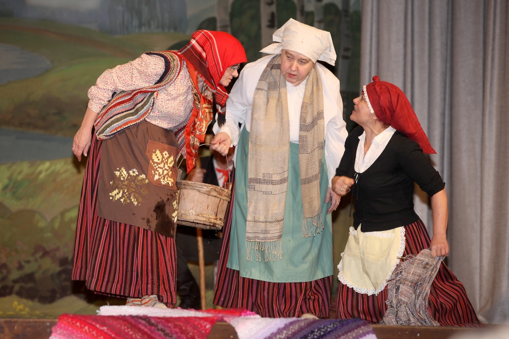 Gan smīdināja, gan sirdis sildīja “Silmaču” kolorītās sievas - “trejmāsiņas”. Lomās iejutušās druvēnietes: Ineta Mača (Bebene), Sandra Āre (Tomuļmāte) un Jolanta Zirne (Pindacīša). 
Autors: Gatis Bogdanovs