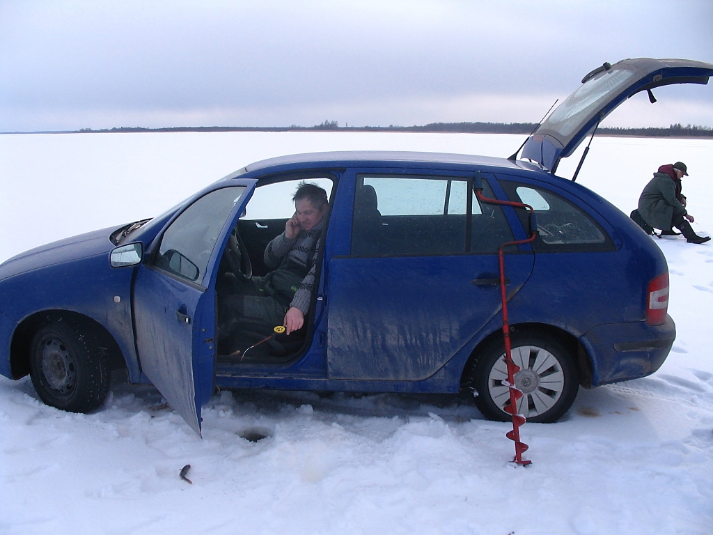 Kā redzams šajā foto, uz ledus ar auto dodas ne viens vien zemledus makšķernieks. Citi ielūst, citi ne, jo viss atkarīgs no ledus biezuma. Šim makšķerniekam attēlā viss beidzās labi, bet Pintelī svētdien kādam nepaveicās.
Autors: no “Dzirksteles” arhīva