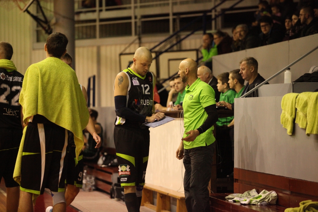 “Kārtējo reizi spēlētāji nepildīja manus norādījumus, tas noveda pie muļķīgām kļūdām un zaudētiem punktiem,” atzīst treneris Artūrs Brūniņš. 					     Foto: 
Autors: no “Dzirksteles” arhīva