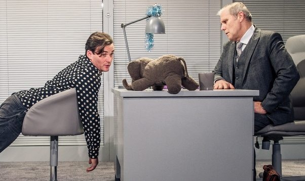 Skats no  Dailes teātra viesizrādes “Ziloņa dziesma”.
Autors: Publicitātes foto