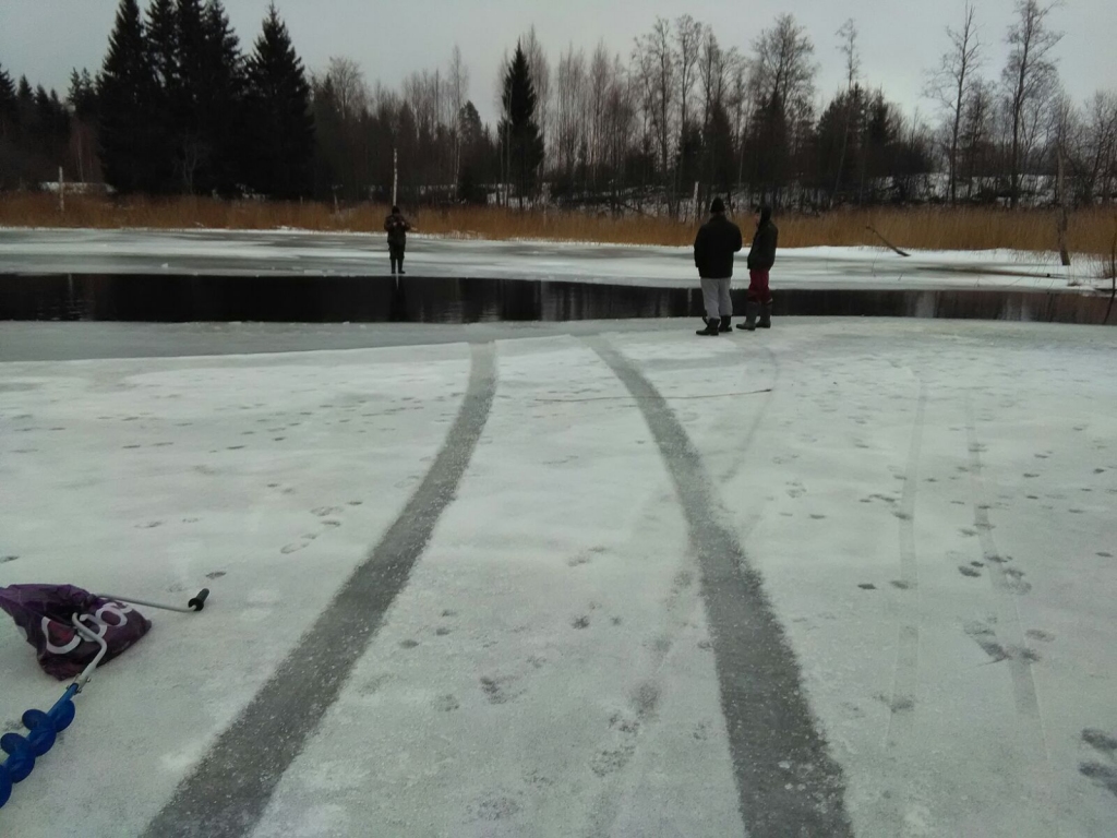 Aculiecinieka fotoattēli. Automašīnas riepu nospiedumi ved tieši Pintelī. Ejot pa sliedēm, aculiecinieki atrada ezerā noslīkušo automašīnu, kuras sarkanais jumts bija labi saskatāms ūdenī. 
Autors: no personiskā arhīva