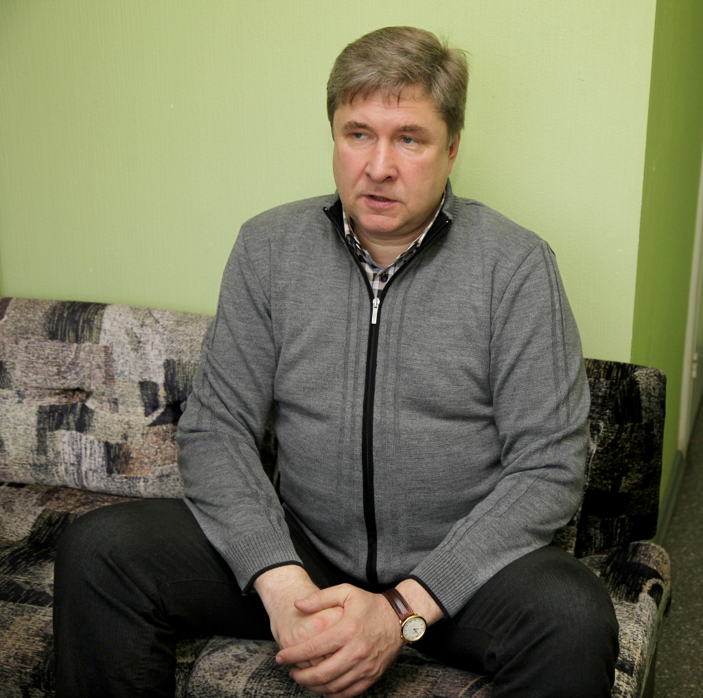 Andris Vējiņš uzskata, ka novada domē “daļa darbinieku diemžēl neatbilst šā brīža darba tirgus diktētajai situācijai un, visticamāk, šiem cilvēkiem nopietni jāpārdomā, kā viņi spēs sevi profesionāli pozicionēt, lai konkurētu darba tirgū”. 
             
Autors: Foto: Gatis Bogdanovs