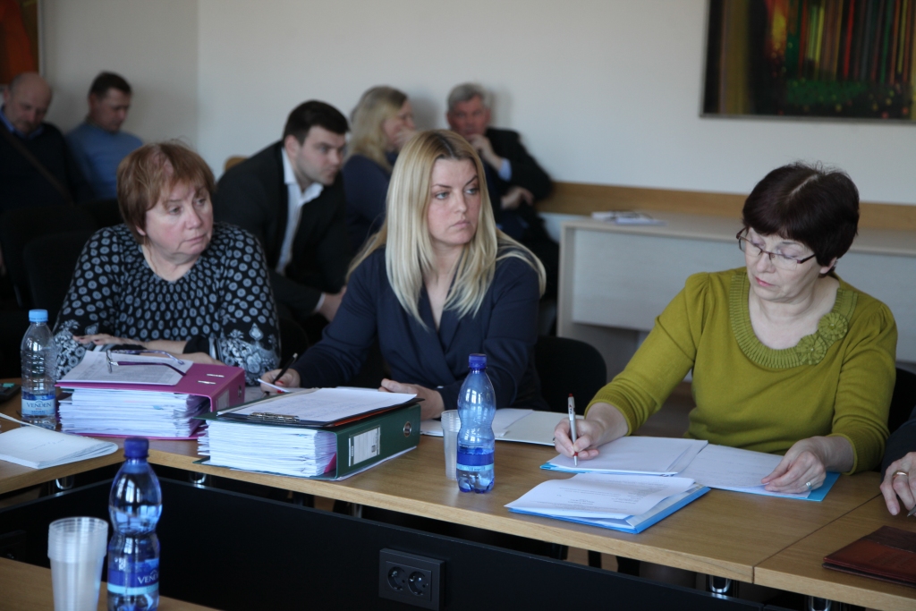 Gulbenes novada deputātus ar šāgada budžeta projektu vakar finanšu komitejas sēdē iepazīstināja galvenā finanšu speciāliste pašvaldībā Lienīte Reinsone (attēlā centrā).                                                                                                                                                                                            
Autors: Foto: Gatis Bogdanovs